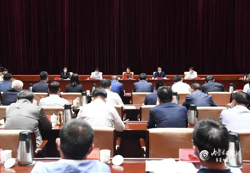 王莉霞主席主持召開(kāi)自治區(qū)民營(yíng)企業(yè)座談會(huì)，周勇會(huì)長(zhǎng)作專(zhuān)題匯報(bào)